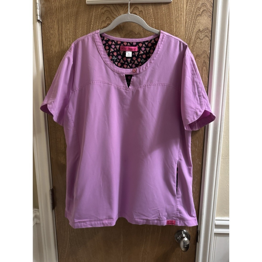 Betsey Johnson Scrub Top Women's Pink Purple Keyhole Neck Button Two Pocket XL**